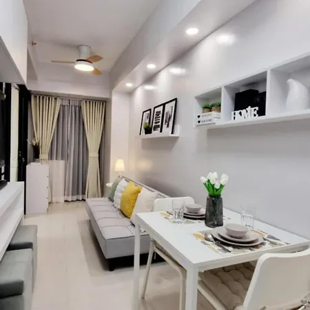 Stylish Modern Condo Near Moa